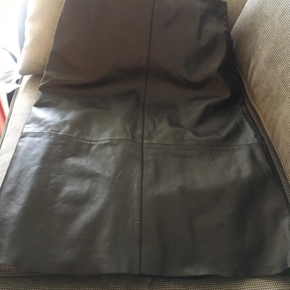 Classic Old Navy Black leather skirt- Size 6 - Picture 7 of 8